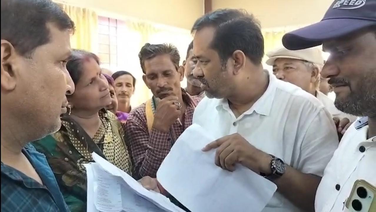 ହସ୍ପିଟାଲ ଖୋଲିବା ପାଇଁ ବିଧାୟକଙ୍କୁ ଦାବିପତ୍ର