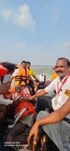 ବ୍ରାହ୍ମଣୀ ନଦୀରେ ଜଣେ ଅଜଣା ବ୍ୟକ୍ତି ଭାସିଯାଉଥିବା ସମୟରେ ଏକ ଅଭାବନୀୟ ଘଟଣା ଘଟିଥିଲା
